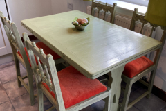 Upcycled table and chairs in Hoolit